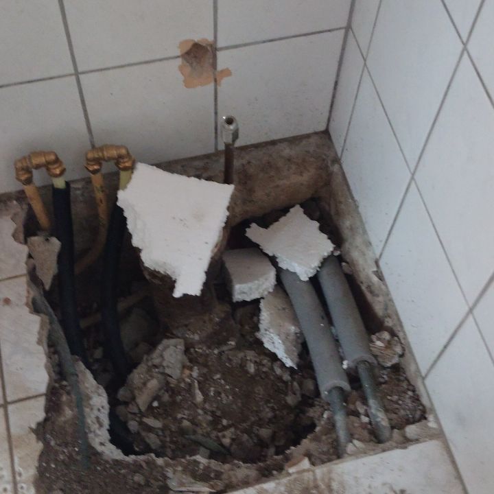 Badeværelse under renovering med nye afløb og rør – Bjørnens VVS