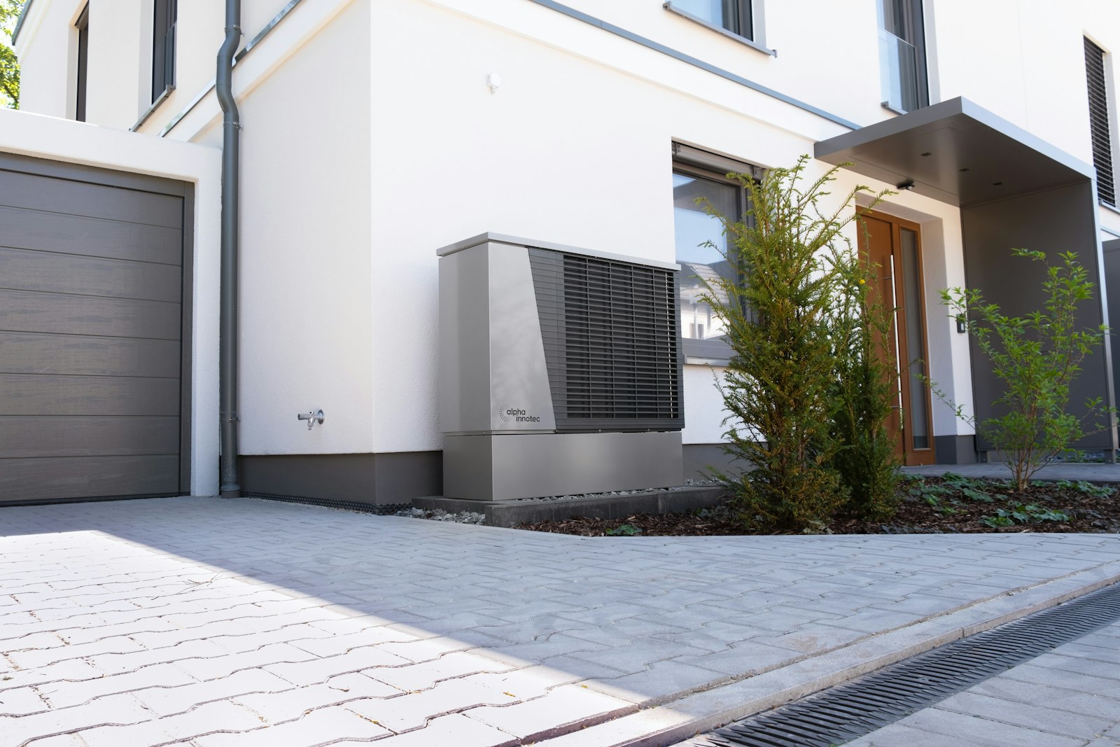 Hus med luft/vand-varmepumpe