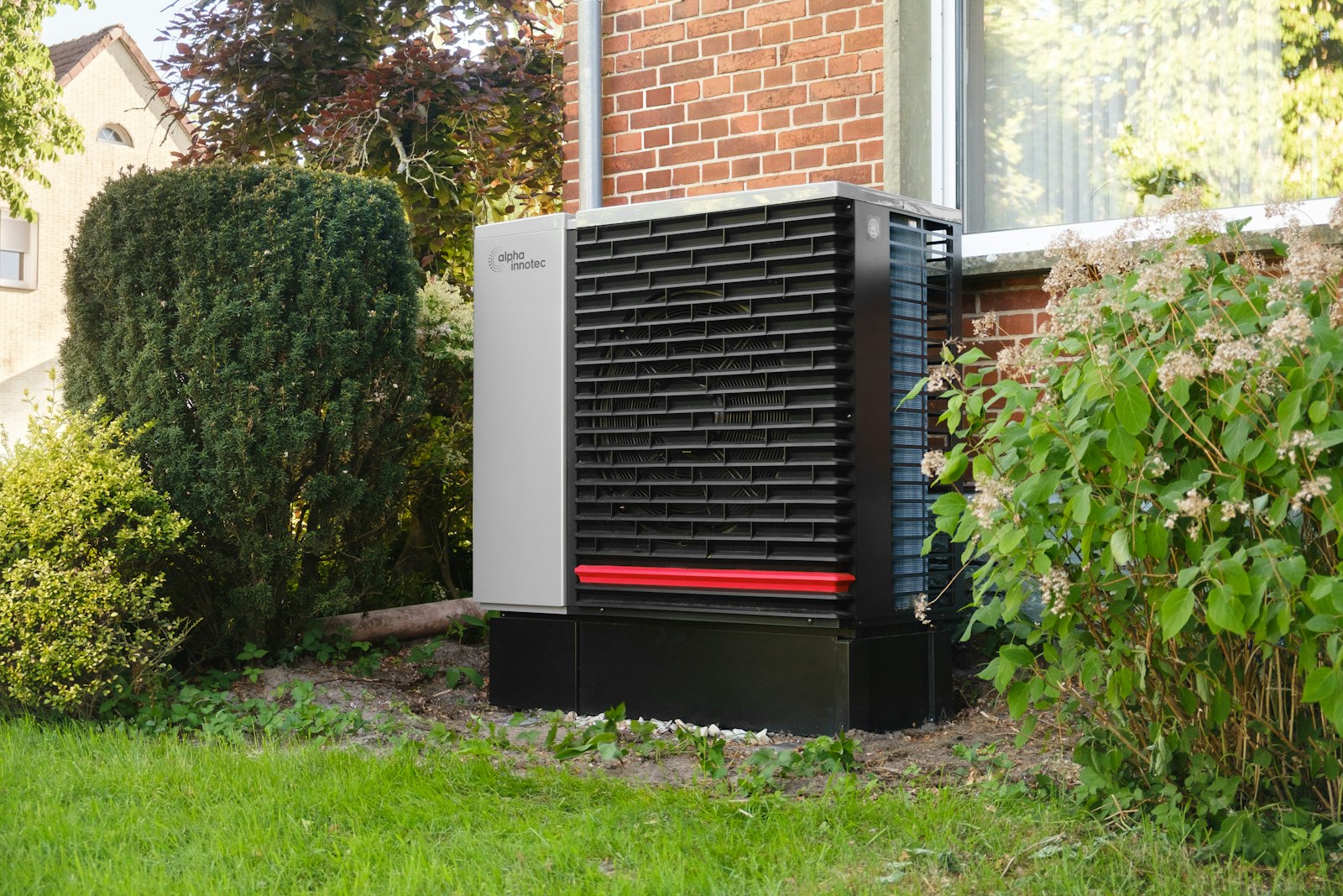 Luft/vand-varmepumpe opstillet ved hus