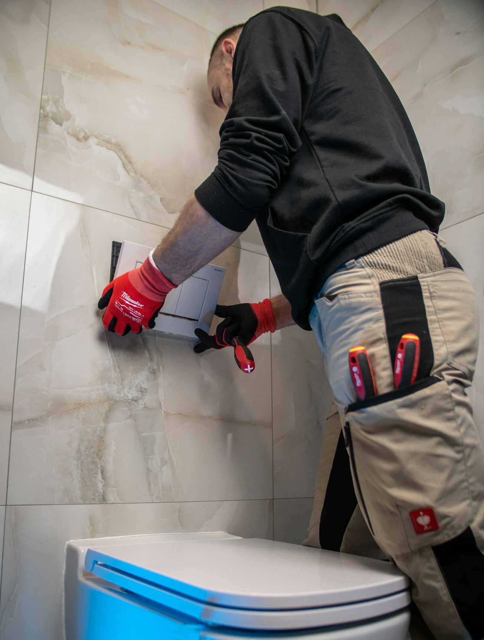 VVS-installatør monterer toilet på badeværelse